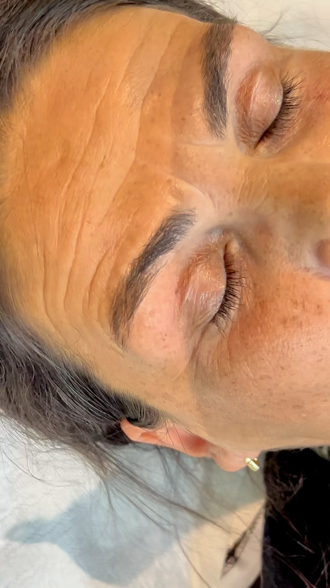 Natürliche Perfektion 🥰 Hyper-realistische Brows für einen Look, der kaum von Original zu unterscheiden ist! 💫 P.s. die blauen Pünktchen (im DJane Marusha Style) verschwinden und nach der Abheilung wird die Farbe 20-30% sanfter.
#browgoals #microblading #studioblueneburg