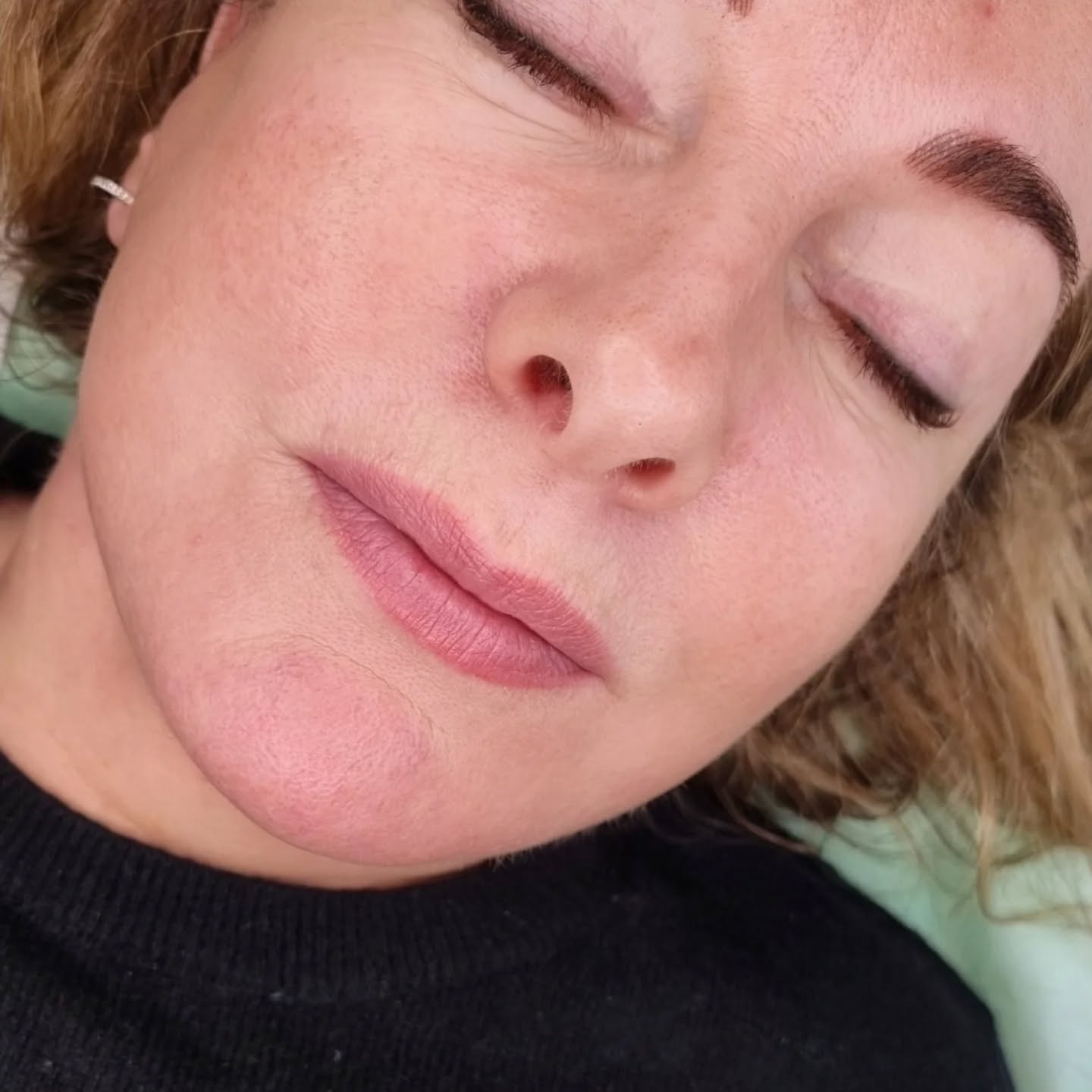 ✨️ Abgeheiltes Lip Blushing Tattoo ✨️
(Mit Brauen und Eyeliner-Auffrischung gerade noch sichtbar)
Swipe für Vorher & Sofort Nachher
Ich finde es toll, dass das Lippenrot so natürlich aussieht - ein sanfter Farbtupfer am natürlichen Lippenrand, so dass die volle Form der Lippen wieder sichtbar ist 🩷
.
.
.
#lipblushingtattoo #lipblushtattoo #lippenpigmentierungfreiburg #lippenpigmentierung #pmulips #lipcontour #lipblush #pmupermanentmakeup #pmuartist #pmufreiburg #permanentmakeupfreiburg #permanentmakeupcheltenham