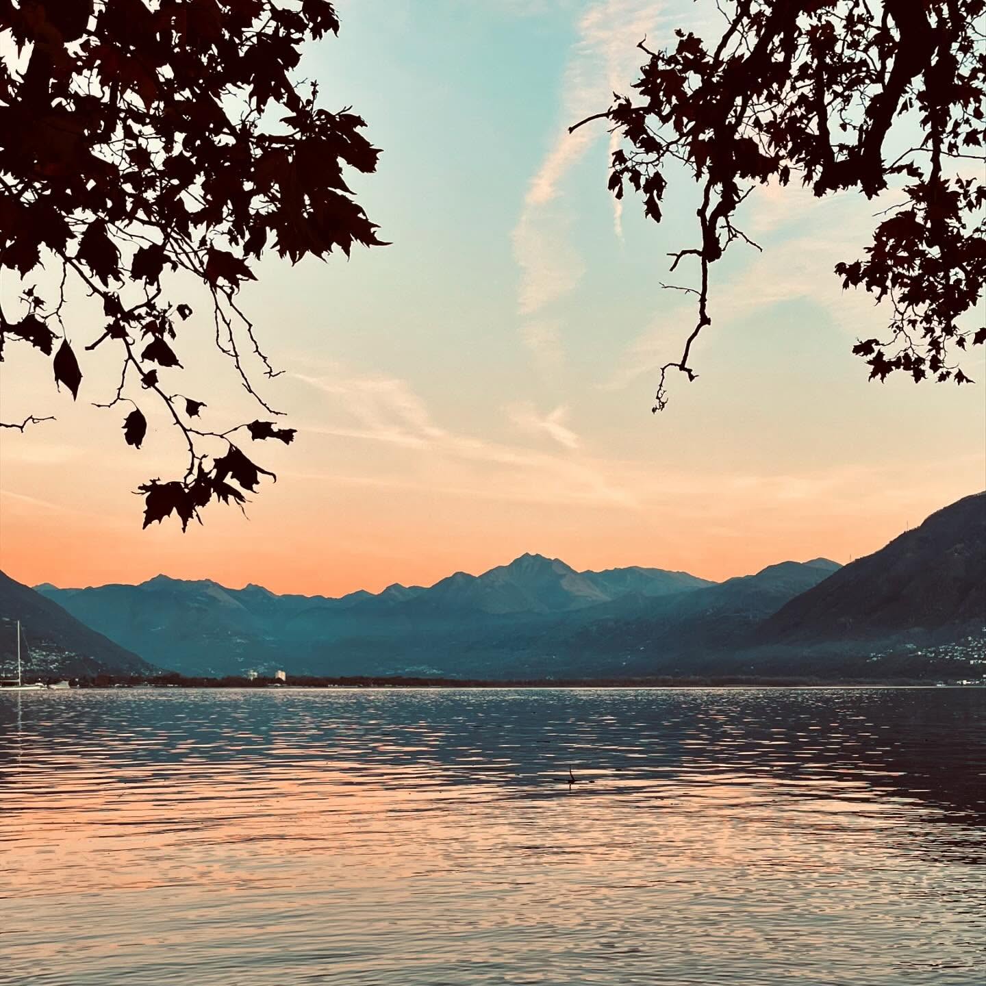 Es sind die kleinen Dinge, die das Leben so besonders machen: gemeinsame Zeit, die Schönheit der Natur entdecken, den Moment bewusst geniessen und lachen, bis die Tränen fliessen. Sich treiben lassen, die frische Luft einatmen, die wärmende Sonne auf der Haut spüren und Seite an Seite durchs Leben gehen.