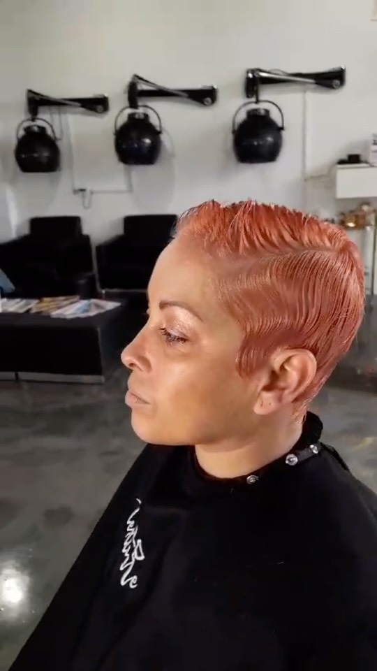 Danielle serving Toni Braxton vibes with this chic, timeless cut! ✂️💇🏽♀️ Who’s ready to rock this bold, stunning look? Hair by Danielle HiTextureSalon #ToniBraxtonCut #HairGoals #pulpriothair