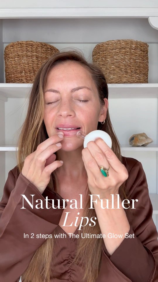✨️The Ultimate Glow Set: Naturally fuller lips in 2 steps 🤍
With The Ultimate Glow Set, you can effortlessly create hydrated, naturally fuller lips.
Step 1
Apply a few drops Le Youth Sérum to your lips. This rich serum contains powerful plant-based oils, algae, and plant extracts that deeply nourish the lips.
Tip 🤍
Also apply some serum above the lip line, where fine lines or smoker’s lines may be visible. The serum contains Cylindrotheca Fusiformis extract, which helps soften fine lines.
Step 2
Use the small cup and place it on your lips. Move it from the center of your lips towards the corners. Repeat each stroke five times.
Cupping enhances the serum's effectiveness by hydrating the lips. It promotes blood circulation, gives your lips an even tone, more volume, and a beautifully defined lip line.
This Ultimate Glow Set, packaged in an elegant vegan pouch, allows you to enjoy a luxurious spa experience at home 🤍
Shop the set on www.commecaskincare.com or at @mooniebymila ✨
#cupping #cuppingmassage #cleanbeauty #fulllips #antiaging #naturalbeauty