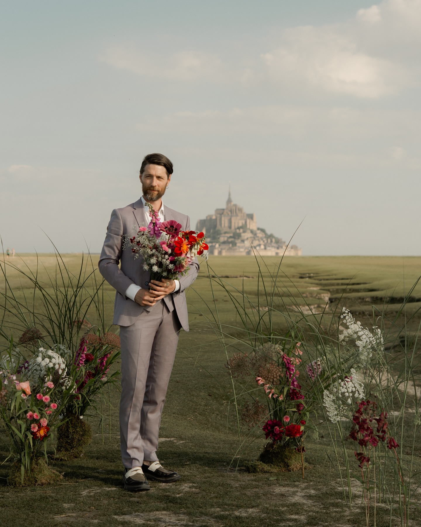Un matin de juin dans la Baie du Mont Saint Michel ! Photos de @solveigandronan à retrouver dans le dernier numéro de @albe_editions @a.sphalt @marie_martin_maquilleusepro @soho_atmosph_hair @freyajoygardenflowers #lemontsaintmichel #ecofleuriste #fleuristebretagne #fleuristenormandie #fleuristecaenmariage