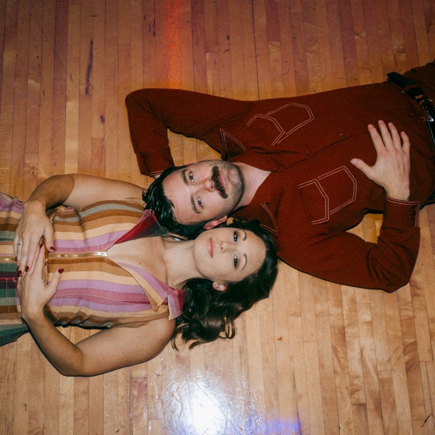 When your first date is at a skating rink it’s only natural we pay homage with some engagement photos.
When Lindsey + Dan asked if we were down for their fun idea, we were over the moon excited to do something unique that reflected their relationship. These two are such a blast. 🫶🏻
