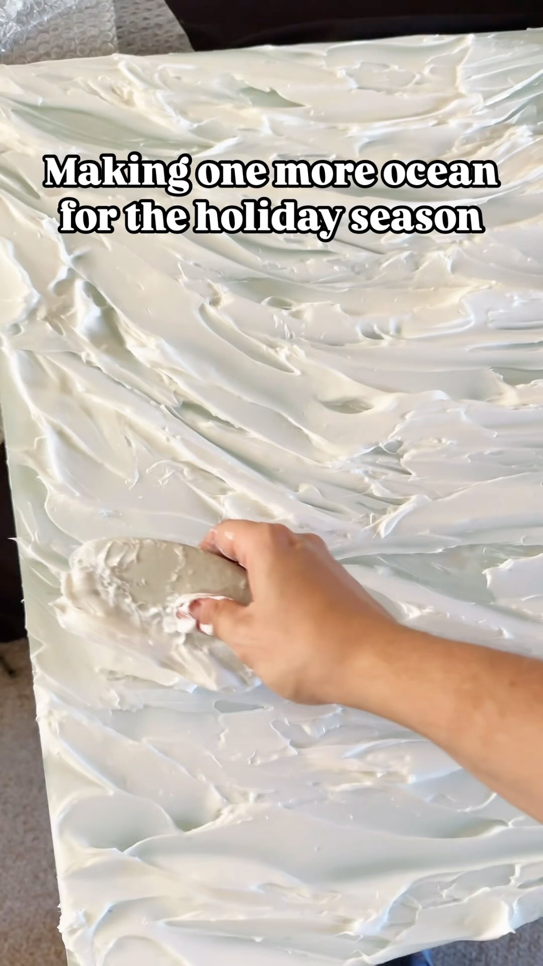 Home from my birthday trip to Italy and now it’s time to crank out some last minute pieces for One of a Kind Chicago Dec 5-8! Let’s just hope I can get this big ocean to dry in time 😬
#waterpainting #oceaninspired #artprocess #oceanart #oceanpainting #coastaldecor #texturedart