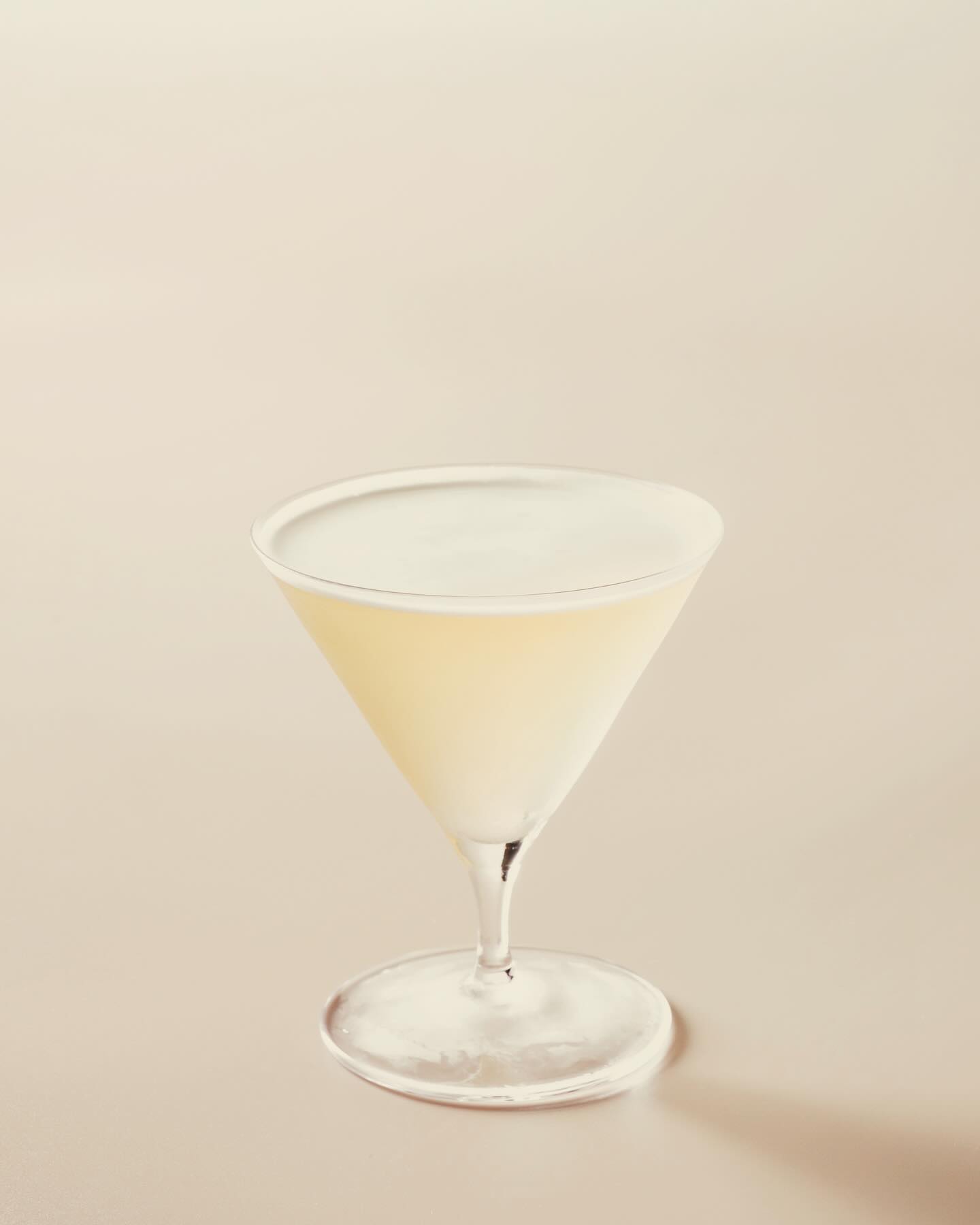 Introducing the
‘Calamansi + Jasmine,’ our margarita-style cocktail with a fresh twist.
Tequila meets the floral notes of Jasmine and Orange liqueur, while the zesty kick of Calamansi pairs with tangy Tea Kombucha and spicy Ginger brine. Finished with taste of sea salt and a blended sour touch, it’s a bold, refreshing take on the classic margarita
—delivered straight from the grocery to your glass.
Get ready for tonight and see you at @messengerservicebar, 3 FL of @baantrok