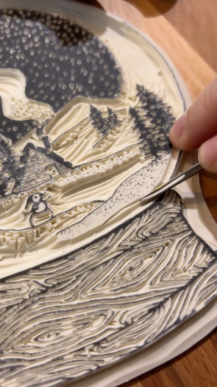 On prépare l’arrivée de l’hiver comme il se doit 🌲 ❄️
Tellement de magie dans une simple boule à neige ! 🥰
#linocut #printmakersofinstagram #linoldruck #linogravure #linograbado #handmade #printmaking #inkprintrepeat #engraving #linocutprint #reliefprint #reliefprinting #reliefprintmaking #printisnotdead #christmas #snow #snowflakes #christmasiscoming #winter #wintervibes #bouleaneige #snowball