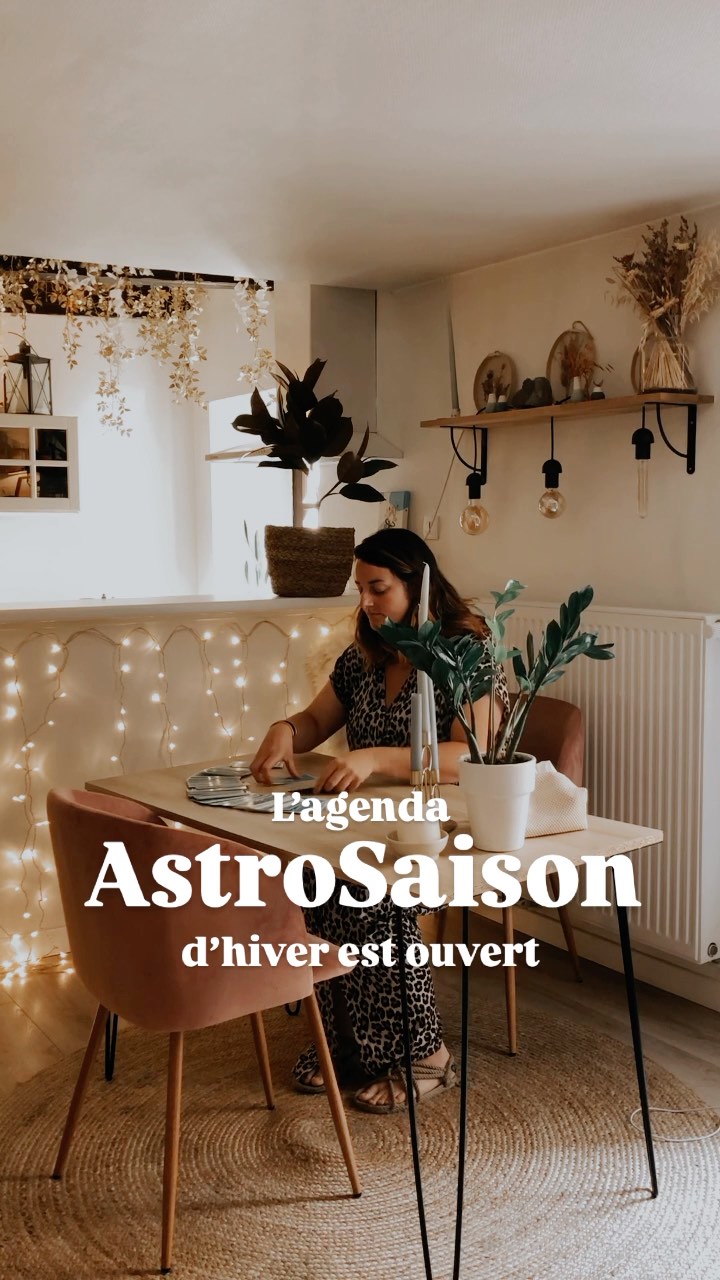 La saison d’hiver se prépare pour moi, alors que je regarde les transits de cette période. J’étudie les pleines et nouvelles lunes, les planètes qui rétrogrades ou qui reviennent directes, les changements importants de planètes pour vous concocter vos séances AstroSaison aux petites oignons.
Voici les transits majeurs de la saison hivernale, si vous avez envie de savoir comment ils vont impacter votre hiver et vos projets, passez me@voir en séance AstroSaison :
Décembre :
Nouvelle lune Sagittaire 1er décembre
🙏Mars retrograde en lion puis cancer
Mercure revient direct
Pleine lune gémeaux
‼️Jupiter Carré saturne
Nouvelle lune Capricorne
Janvier :
❤️ Changement d’axe des noeuds lunaires en Vierge/Poisson
Pleine lune cancer
‼️Mars Carré Chiron
Nouvelle lune verseau
Février :
Saturne Sextile Uranus
Pleine lune lion
💙Mars revient direct
Nouvelle lune poisson