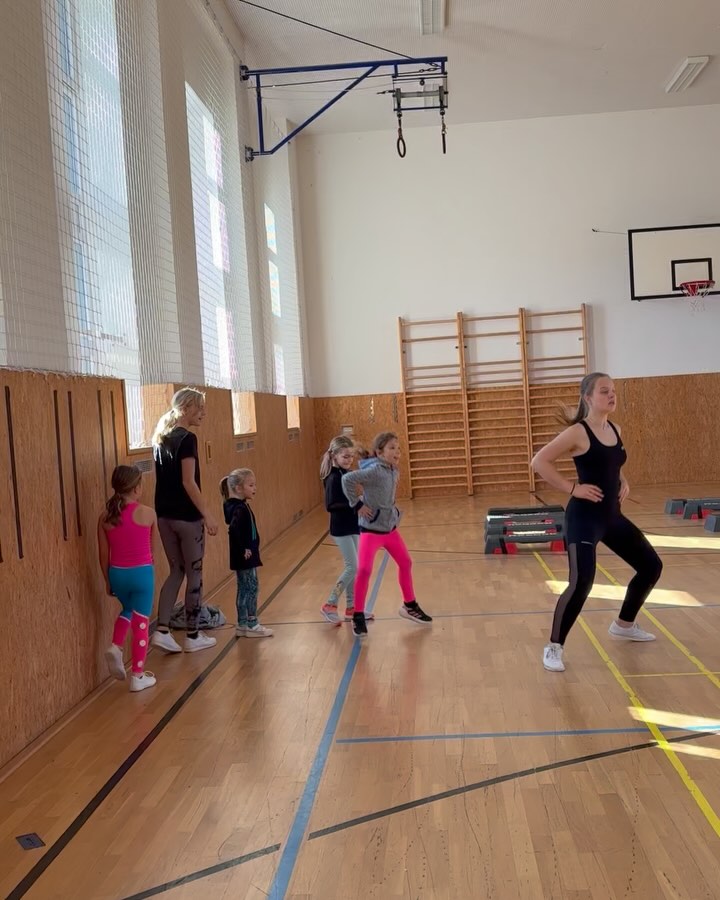 Jeden z tréninků malých a větších aerobiček.🤸🏼♀️🤩🩷
#jednavelkáparta #akademiesportuliberec