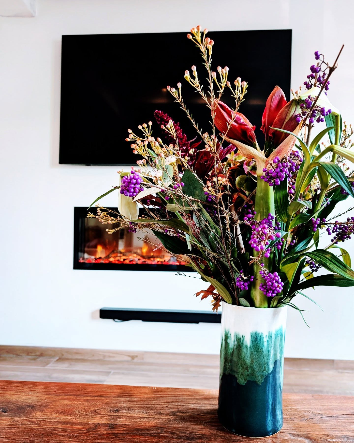Nu de dagen korter en donkerder worden maken we het extra gezellig thuis. Een mooi boeket komt nog meer tot zijn recht in een zelfgemaakte vaas. Emerald Groen, één van mijn favoriete kleuren voor dit seizoen. Ideaal om wat extra kleur in huis te brengen💚.
#keramiekatelier #keramiek #bornem