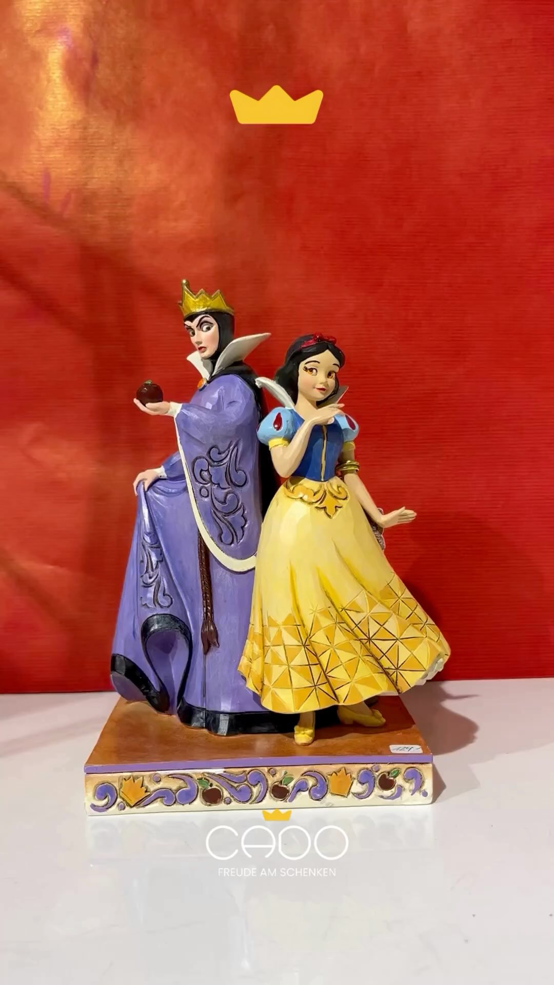 🪞 Mirror mirror on the wall…
Heute ist Tag 5 unserer #Disneyewoche und wir zeigen dir unsere Figur von Snow White und der Evil Queen. 👸🏻🍎❄️
🚨 Es handelt sich bei den gezeigten Produkten um Einzelstücke. Es hat also solange der Vorrat reicht.
#cadobern #disney #giftshop #disneylove #snowwhite #bern #berncity #geschenkladen