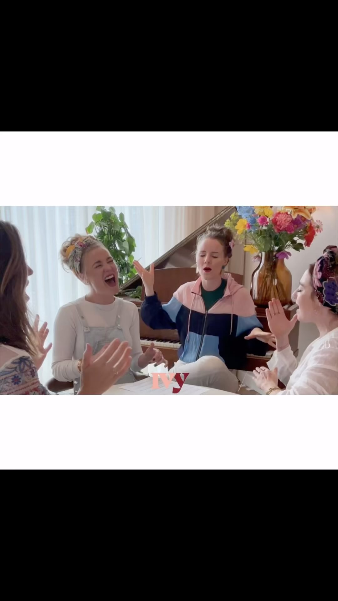 🎅
Last Christmas - @whamofficial
Die mag toch niet ontbreken in ons Kerstrepertoire. Vanavond om 20.00u kun je een uitgebreidere versie horen op ons YouTube-kanaal. De hele versie bewaren we voor live optredens, dussss: boek ons! 😇🎄
. . .
Last Christmas - Wham!
This one can’t be missing from our Christmas repertoire. Tonight at 8pm you can hear an extended version on our YouTube channel. We’ll save the full version for live performances, so: book us! 😇🎄
#kerst #muziek #closeharmony #vocalgroup #lastchristmas @georgemofficial #boekons #kerstgig #kerstrepertoire #zingen #wham