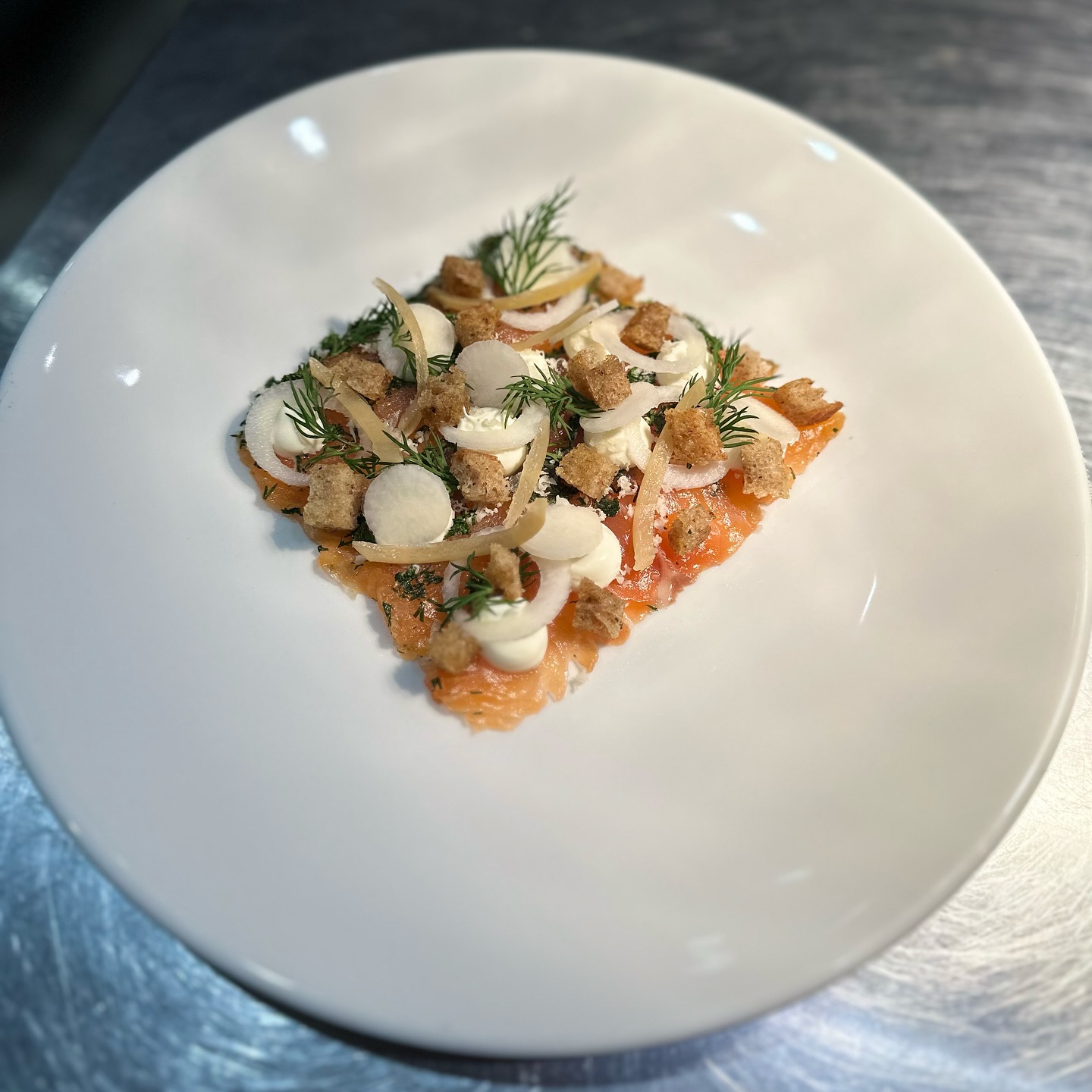 SERVICE! 🛎️
Salmon gravlax starter ready to go🍴
#pearandolive #village #restaurant #chef #starter #salmongravlax #hildersham #cambridge #smallbusiness #dinerschoice #newmenu