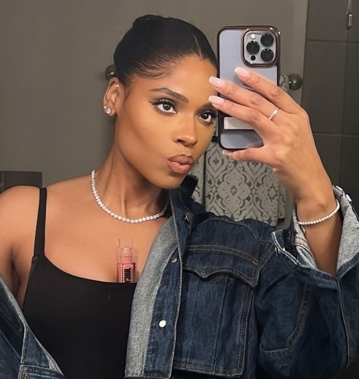 Pretty girls love Juicy 😍😍 @mymidwifemel in gimme kisses