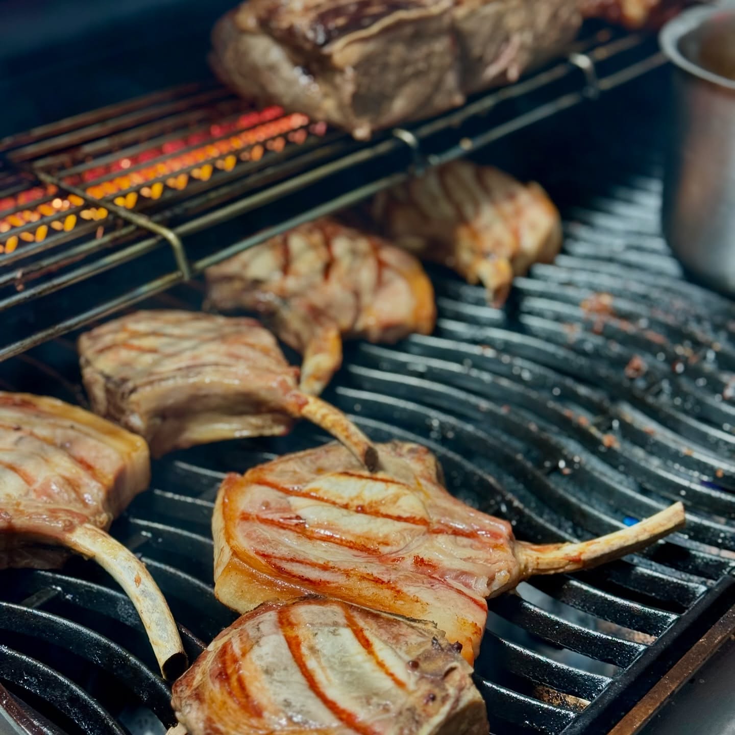 Eine von vielen Stationen während der diesjährigen Küchenparty - die Grillstation, mit Tomahawk Steak vom Elmloher Duroc Schwein, Krakauern und über 20 Stunden konfiertem Roastbeef
#pier6 #restaurant #jubiläum #küchenparty