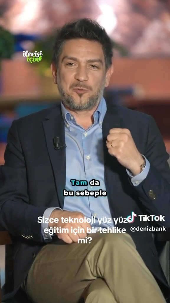 Geçtiğimiz haftalarda Denizbank’ın “İlerisi İçin” isimli söyleşi serisine katılma şansım olmuştu.
Sevgili Emrah Saka’nın moderatörlüğü ve sunumu ile gençlerin ilgisini çekebilecek birçok konuda, ilgili alanda çalışan uzmanları davet ederek görüş alıyor, güncel ve güzel içerikler hazırlıyorlar.
Arka planda ciddi bir ekibin emeği var. Ben ise birkaç saat için bile olsa bu ekiple bir araya gelerek dijital dönüşüm ve eğitimin geleceği üzerine görüşlerimi paylaşma fırsatı bulduğum için mutluyum. Diliyorum ki vermeyi hedeflediğim mesajlar gençlere ulaşır.
Tabii, kendisini daha çok radyocu kimliği ile tanıyor olsak da, on yılı aşkın süredir Khan Academy gönüllüsü de olan sevgili Emrah Saka ile birlikte kamera karşısına geçmek benim için ayrıca anlamlı oldu. benim için de çok keyif aldığım bir sohbet oldu. @emrahosaka bir sonrakinde müzik konuşalım mı?
Çok keyif aldığım sohbetimizin bir kısmı Denizbank’ın TikTok hesabında bugün yayınlanmış. Ben de merak edenler ile kısa bir kesiti paylaşıyorum.
#khanacademy #khanacademyturkce #khanacademytürkçe #eğitim #egitim #teknoloji #sohbet #söyleşi #eğitimsistemi #dijitaldönüşüm #değişim #gelecek #yapayzeka #onlineeğitim #öğrenci #öğretmen #eğitmen #dijitalleşme #eğitimteknolojileri #herşeyiöğrenebilirsin