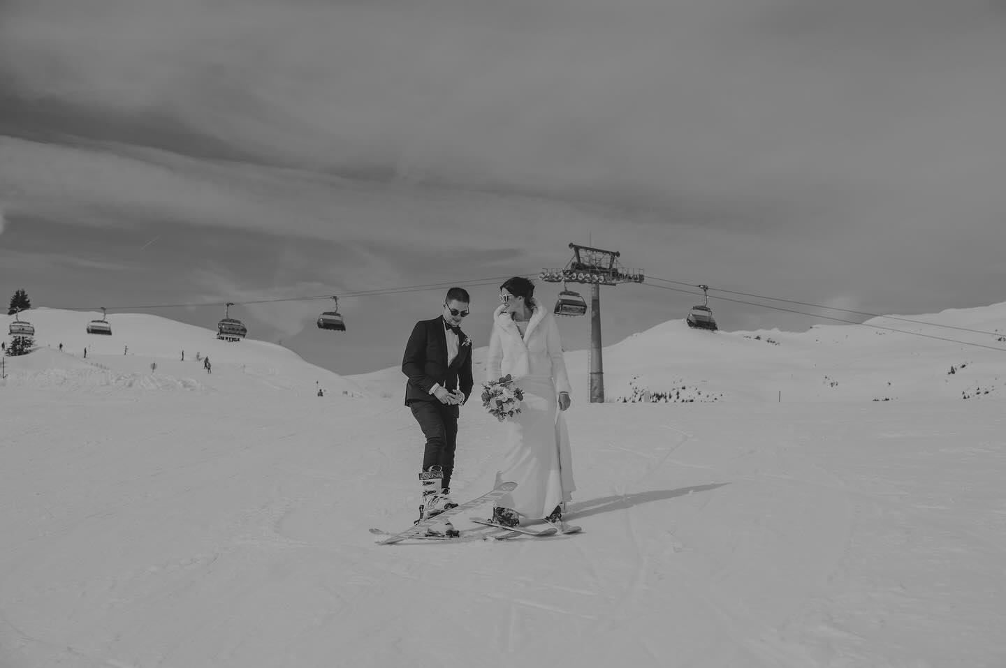 so raise your glass 🥂
Es ist vollbracht - let‘s go, ab auf die Pisten ⛷️
Skifahren und Fotografieren zu vereinen, ich sag‘s euch das war mein Highlight! Die beiden meinten, ich müsse das öfters machen - sie würden alle nach Vorarlberg schicken für ein Shooting auf der Piste. #unique
winter wedding ski elopement ❄️
SKIPHOTOGRAPHER
HOCHZEITSFOTOGRAFIN
WINTER WEDDING