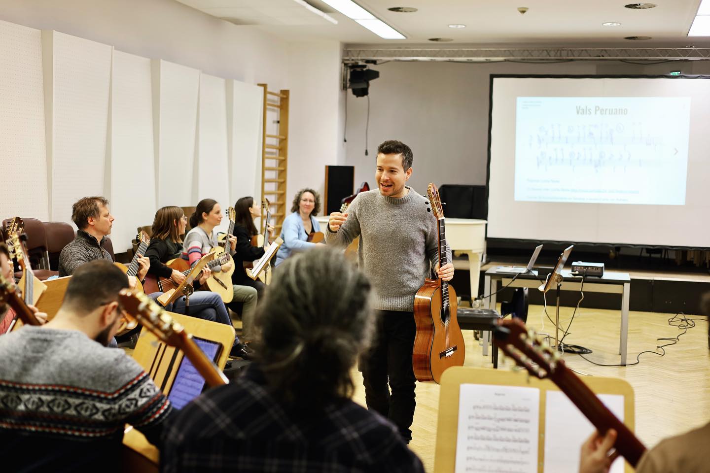 Some photos of the course on South American rhythms that I did today in Innsbruck, for guitar and harp teachers of the Tyrolean Music Schools. Many thanks to all the colleagues who participated! Thanks for the invitation to the plucked strings department!