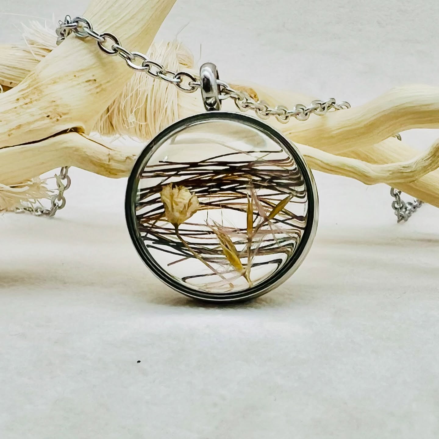 ✨✨Ce pendentif délicat est composé d’un médaillon en verre transparent, soigneusement conçu pour capturer et protéger des souvenirs uniques. À l’intérieur, de fins crins ou poils d’animaux, tels que ceux d’un cheval ou d’un chien, sont entrelacés avec grâce, formant des motifs naturels et subtils. Ils peuvent être accompagnés de petites fleurs séchées, ajoutant une touche de couleur douce et poétique. Chaque pendentif est unique, un bijou intemporel qui symbolise un lien précieux avec un compagnon ou un être aimé.✨✨
✨✨✨
#chien #chat #cheval #animauxdecompagnie #chienlove #monchien #moncheval #horselive #horselover #pendentif #pendentifpersonnalisé #pendentifsfaitmain #petlover #bijouxfleurs #