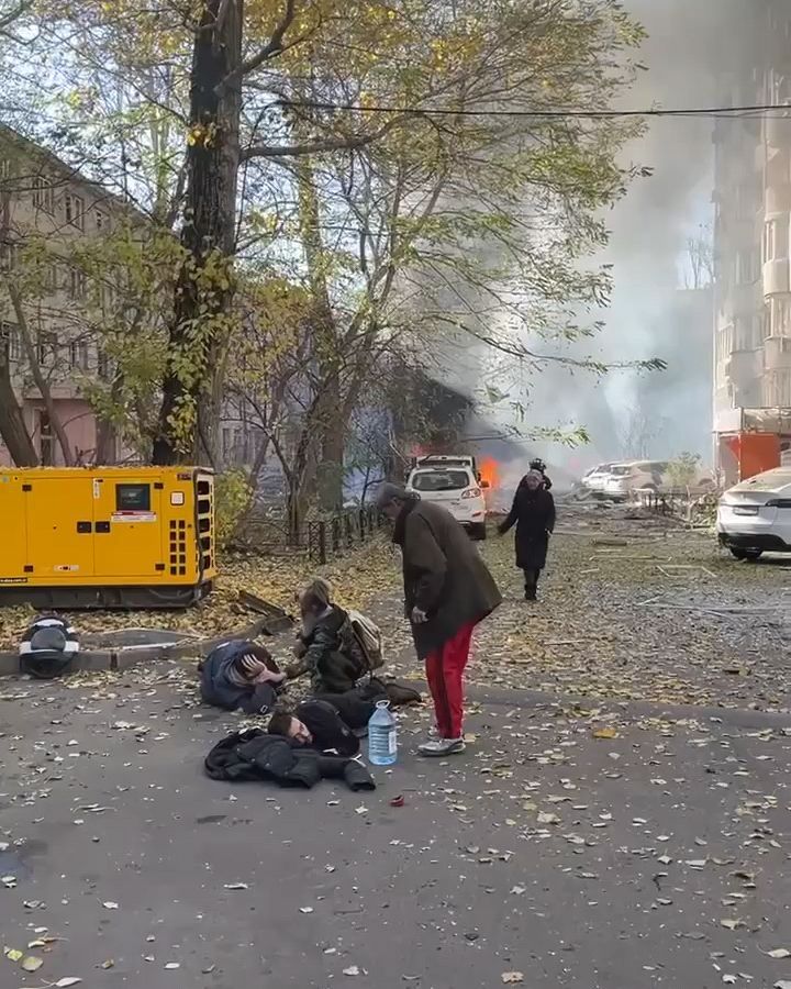 The bodies of killed civilians are lying on the street after the russian missile attack on Odesa.
As of 14:30, 10 people have been reported dead, according to police
Another 39 people were injured of varying severity, including 4 children and 14 law enforcement officers.
The strike damaged a dormitory, a multi-storey building, an administrative building and cars.
All negotiations are meaningless, this is real terror.
We express our sincere condolences to the victims.
russia has once again shown its true face.
#russiaiaaterroriststate