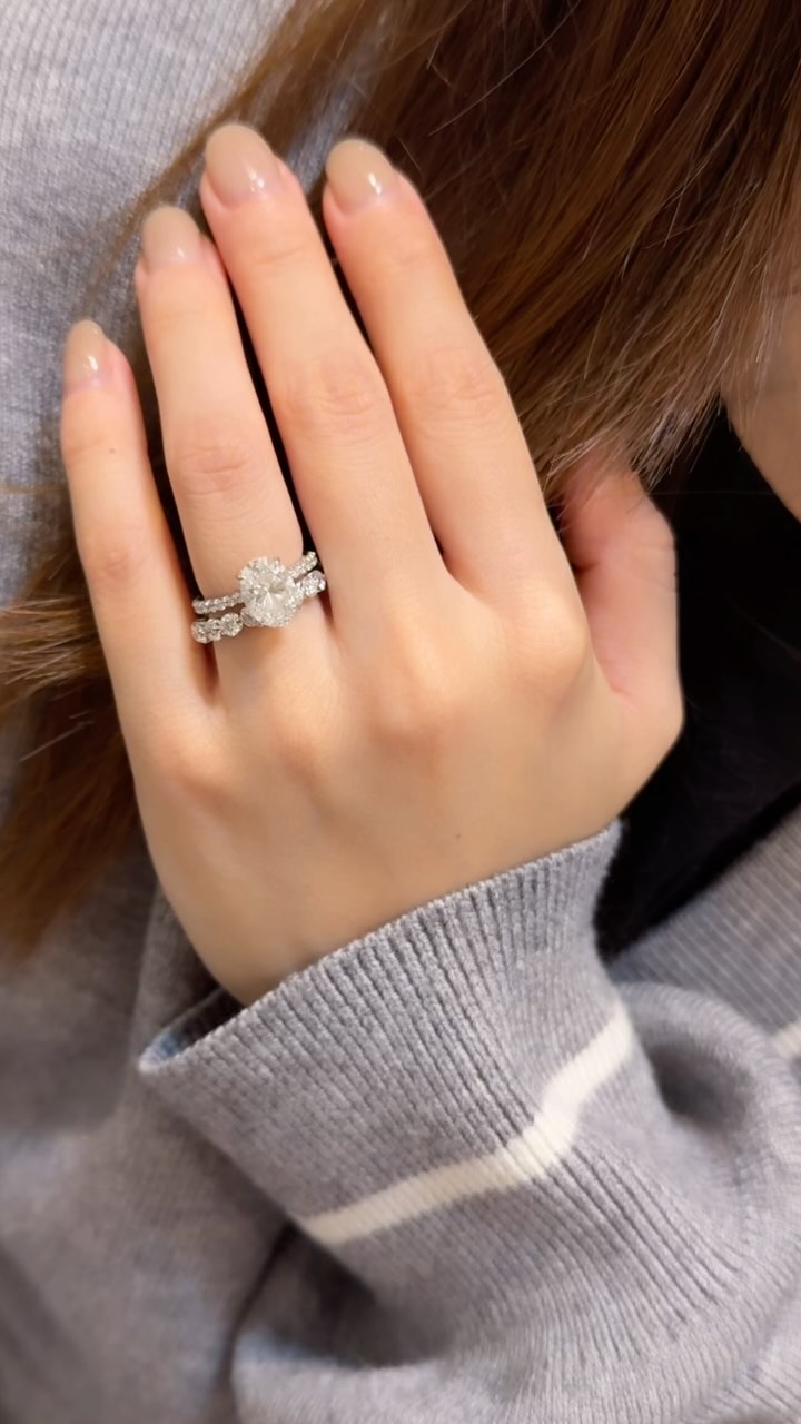 That shine when you stack 💎on💎! 👌🤩
#ovaldiamond #ovalengagementring #ovalnails #diamondring