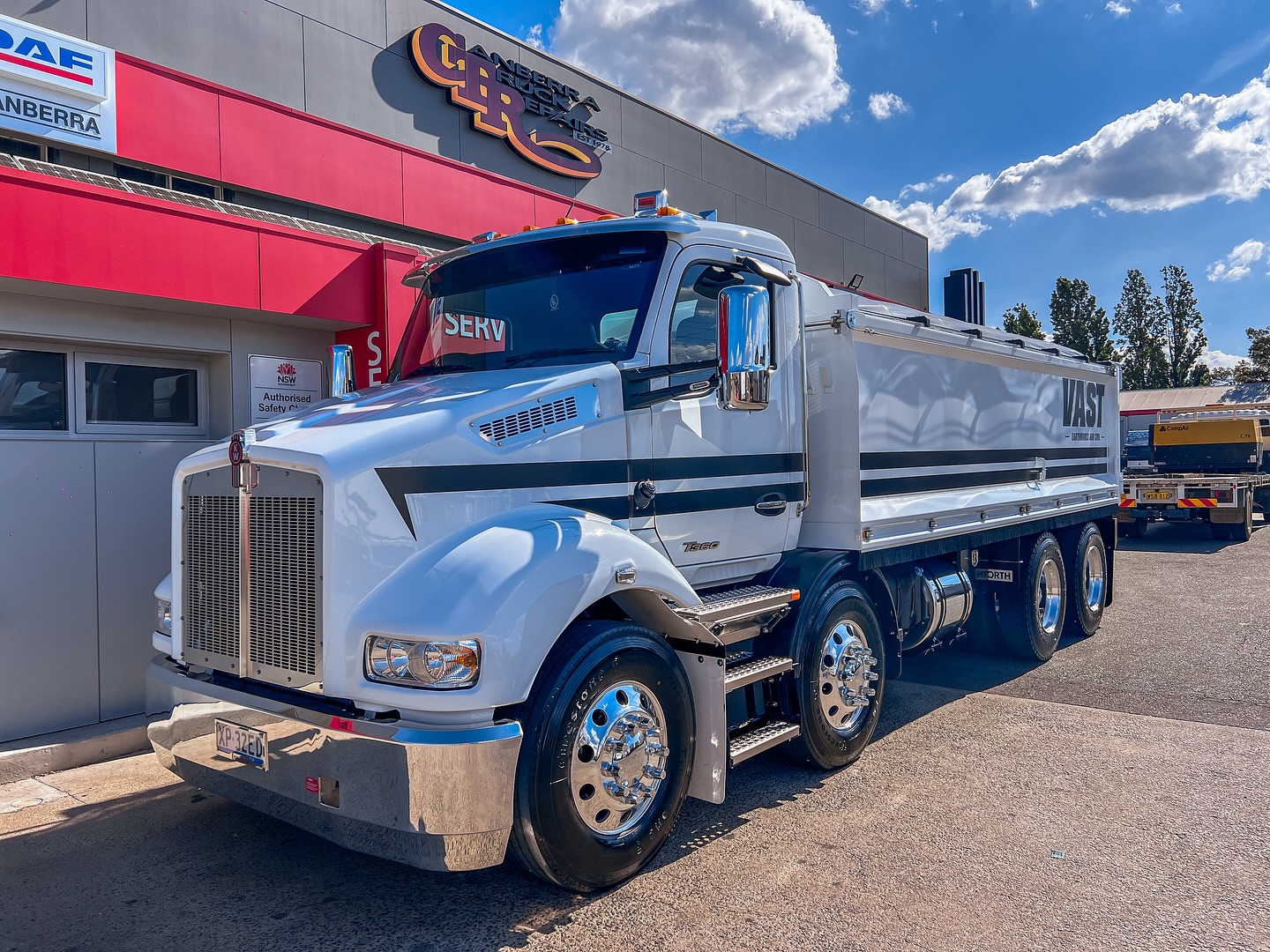 Finally a delivery day that doesn’t have tracks! Stoked with the purchase of our brand new T360. 8 wheelers are super versatile in our line of work, so a brand new one with the Vast touch was the only way to go 👌🏽