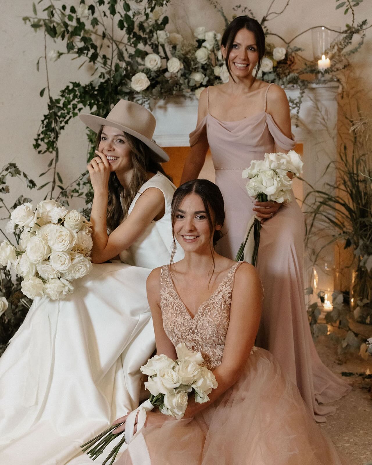 🤍 oh it‘s magic…
#stylewedding #justwow #weddinginspiration #weddingcolors #weddingconcept #weddingplanner
📸 @mirjamtschigg
💄 @sabinegutwenger
Weddingdress @perfectplanswedding
Bridemaids @uniqus_fashionstore
Flowers&Inspiration @mg_decoration_by_maya_gruber
Location @gut.kaltenburg
Models @mara_kerschbaumer @petra_colafati @linda.dsp
Organisation @glucksgefuhleventmanufaktur