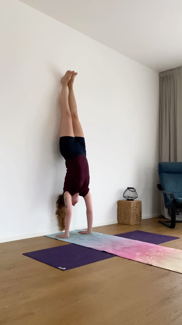 #joga projeví svou skutečnou sílu ve chvílích, kdy bychom na život nejradši hodili tužku✏️. Ať už se jedná o tělesné #cvičení , práci s dechem, zpěv manter nebo koncentrační techniky…. když něco z toho použijeme, přineseme do těžkých životních situací klid, jistotu a bystřejší pohled na věc. Umět si pomoct je to, oč tu běží.
P.S. Častější praxe je v krizi přímo žádaná 🧘🏼♀️
#itsnotmagic