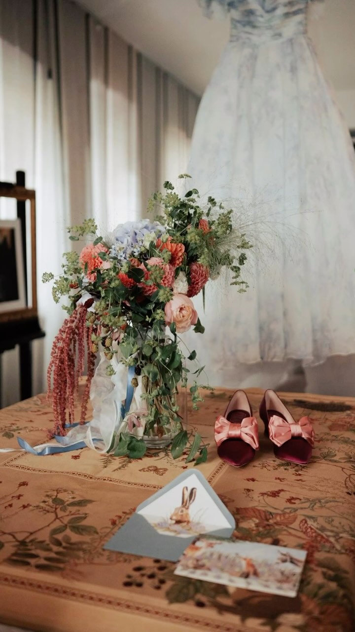 On my first call with stunning bride Costanza she told me she loved flowers - especially hydrangeas, Beatrix Potter’s art, and wanted the front of their invite to be a woodland scene watercolour print that her guests could keep forever. 🦌 🤍
These photos are unbelievable. What a day! 😍
Huge congratulations to the beautiful couple @costanza_valburga_maria_cassio and @luca.dubaldo 💙🤍
Photographer: @giorgialazzarettiph
Venue: @borgoditragliata
Dress: @rosa_clara
Make up and hair: @manu_makeuphair_roma
Flower: @fleurscortona
#watercolorwedding #weddinginvites #italianwedding #pov #wedding #weddingdaydetails #weddingstationery