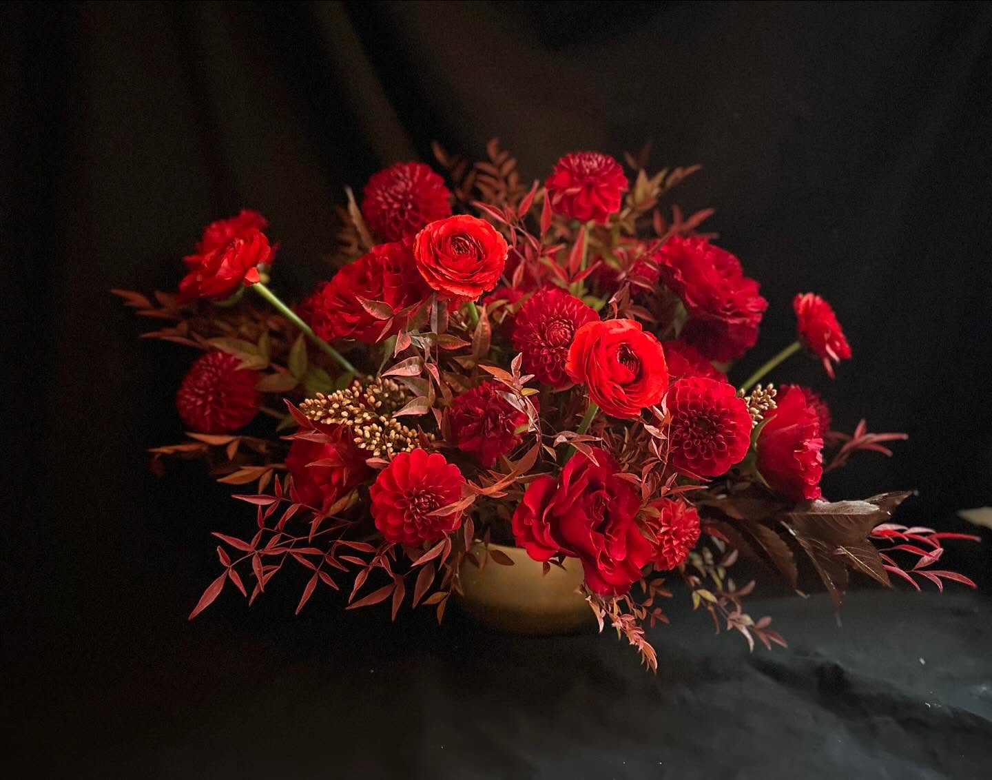 FIRE!
.
#heartroses #dalhia #nandina
#flowerpower #floralfix #flowerstagram #floraldesign
#nycflowers #frenchflorist #artisanfleuriste #luxuryflowers #retailflowers #elegantflowers #nycflowerbouquets #classyflowers #giftflowers #lusciousflowers #subscriptionflowers #beautifulflowers #nycflowers