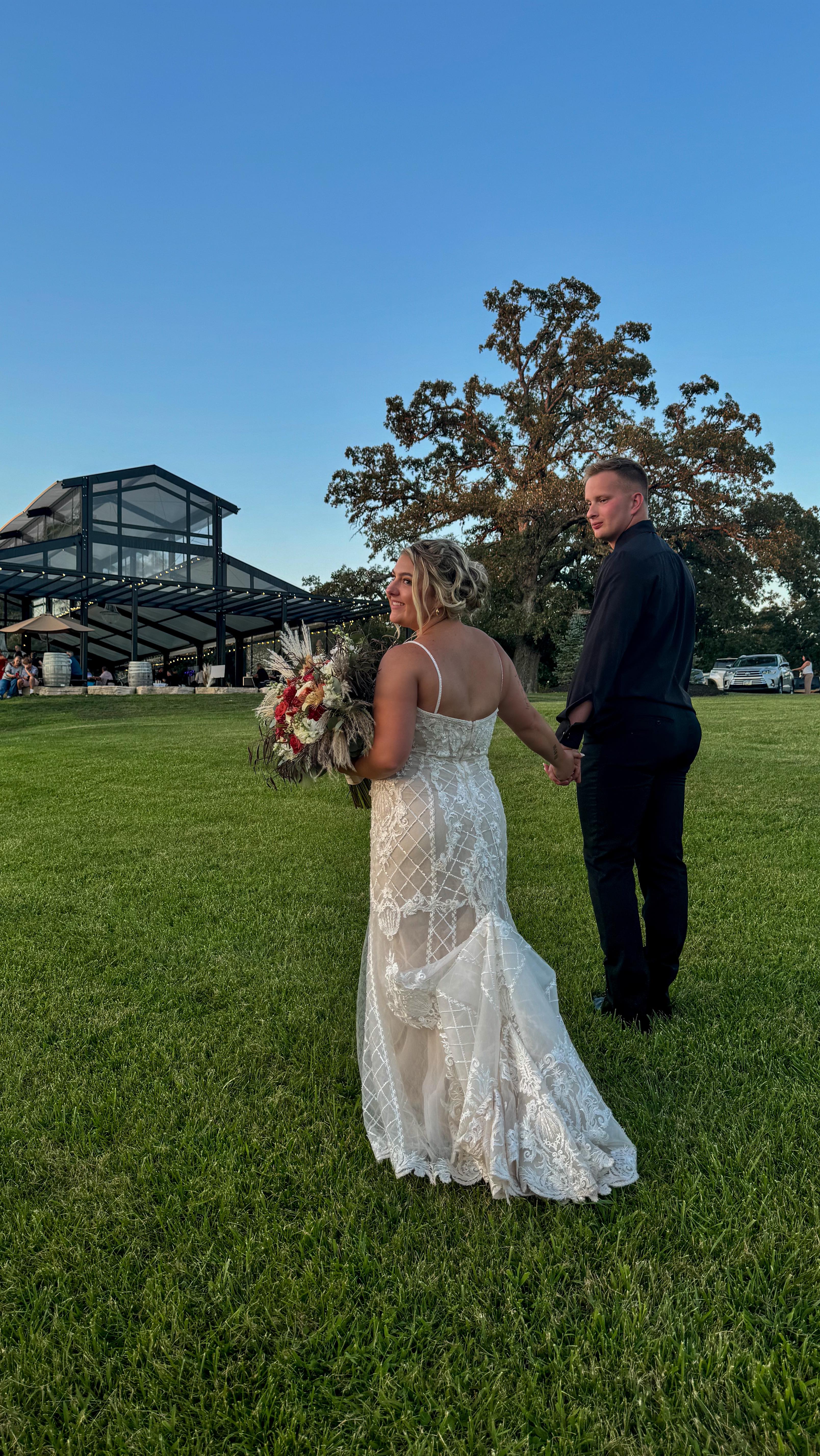when you are at one of the best sunset spots in the Quad Cities, you must take alllllll the golden hour photos! 💛✨
📸: @priscillaslens
💐: @melanieflowersbydesign
🎪: @oldoakswinery