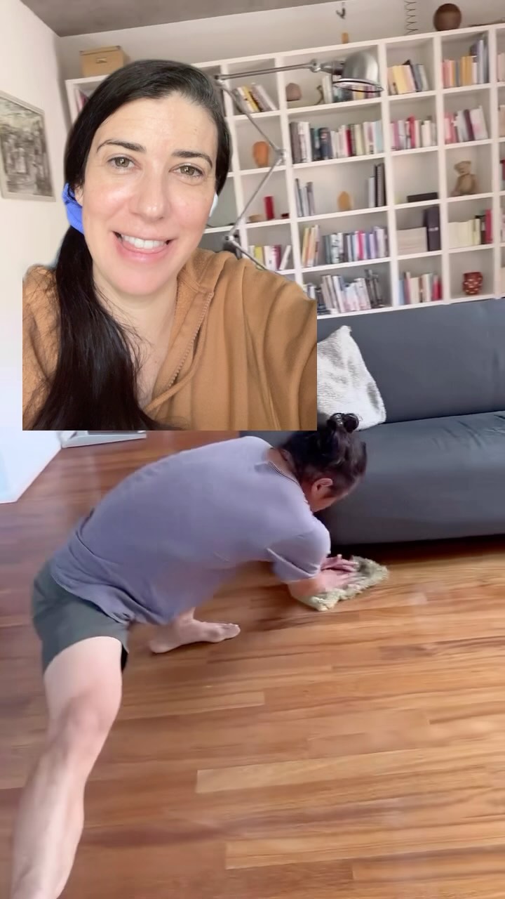 🧼🧽Who needs a Swiffer when you can multitask into yoga poses while scrubbing the floor? 👉Follow me at @thenecklady for more health and wellness tip 😗😄