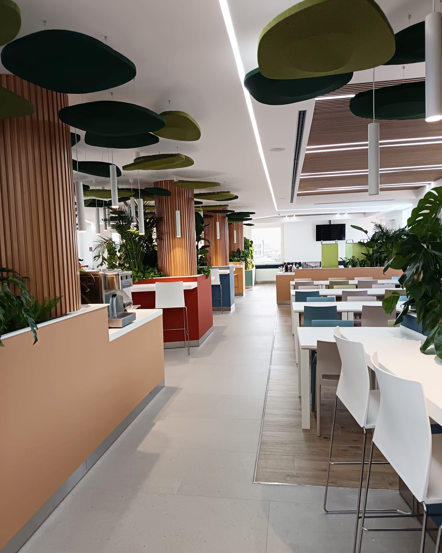 Realizzazione nuova area ristoro aziendale presso nostro cliente!🤩🏗️👷♀️
Nuovi: #spazi #colori #luci #comfort #tendenze ✅
GRAZIE a tutto il team della ITALFEM Group, allo studio di architettura, alla direzione lavori ed a tutte le aziende che hanno collaborato insieme a noi per poter realizzare questo bellissimo progetto!👷♀️👨🏻💻
Ringraziamo il committente per averci scelto!🏗️👷♀️
ITALFEM Group
Costruire per realizzare i tuoi sogni!🇮🇹
#edilizia #ediliziadiqualità #ediliziaprivata #design #interni #ristoranteaziendale #comfort #madeinitaly🇮🇹 #costruireperrealizzareituoisogni