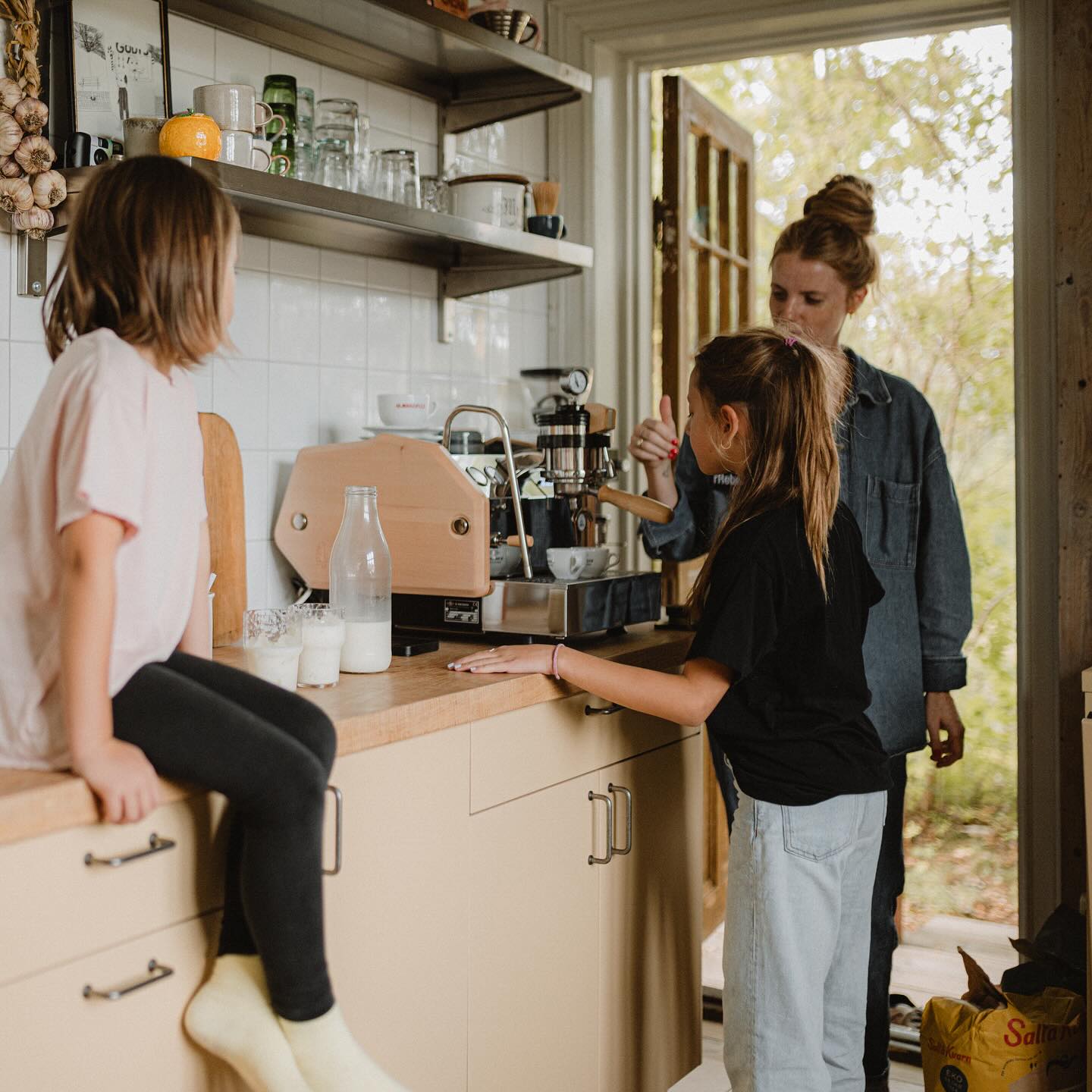Vi vill presentera rRebel Coffee Academy! 🎉
Vi börjar smygstarta vår utbildningsdel på rRebel. Mycket gör vi redan, men nu blir det lättare för er att förstå vad, och hur vi kan hjälpa er, och vad vi kan skapa tillsammans! Hemsidan har fått en ny sida och där hittar ni all information, in och kika!
.
.
.
.
.
.
.
.
.
.
.
.
.
.
.
#lineamicra #lamarzoccohome #coffee #homebarista #rrebelworks #specialtycoffee #specialkaffe #handmadeinflorence #rrebel #lamarzocco #hökarängen #rrebelacademy #event #kunskap #barista