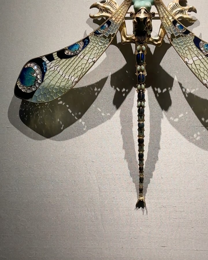 Let’s do a post on @shirley_mitchell_fga 🩷 favourite piece. Dragonfly🧚🏽♂️woman corsage ornament signed by the talented Mr.Lalique. You really have to see this with your own 👀 to appreciate how incredibly vibrant it is. Photos do not do it the justice it deserves. Unique piece purchased by Mr. Gulbenkian from the artist in 1903. Gold enamel crisophase chalcedony moonstone and diamonds. The man had such good taste. #lisbon #gulbenkian #lalique