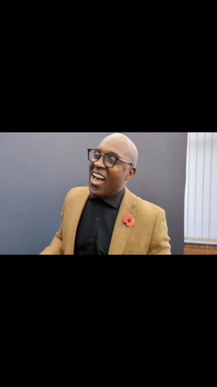 @nigelbennofficial signed £10 note in a lemon 🍋. What a guy 🥊