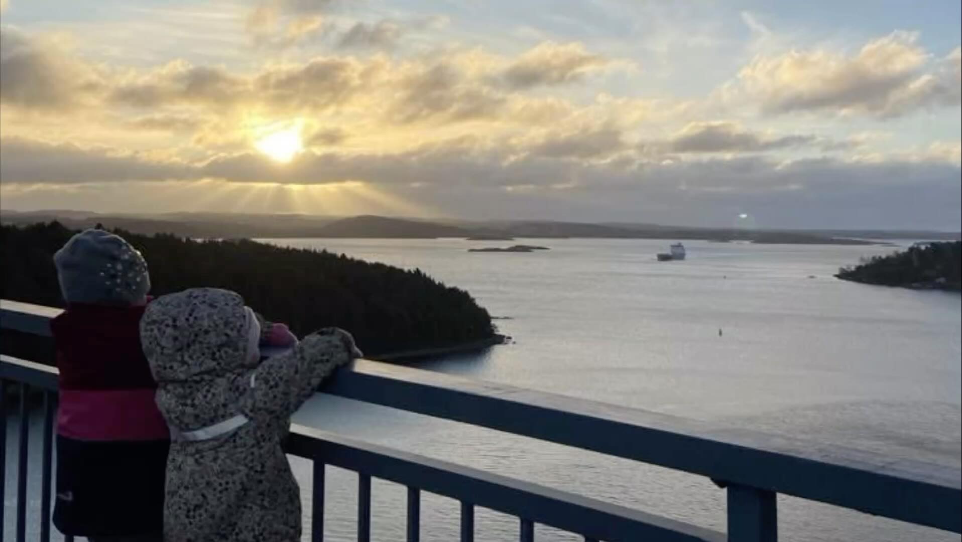 This morning the children of Captain Kristoffer Olausson were able to welcome him to Stenungsund when Ramelia passed the Tjörn bridge.