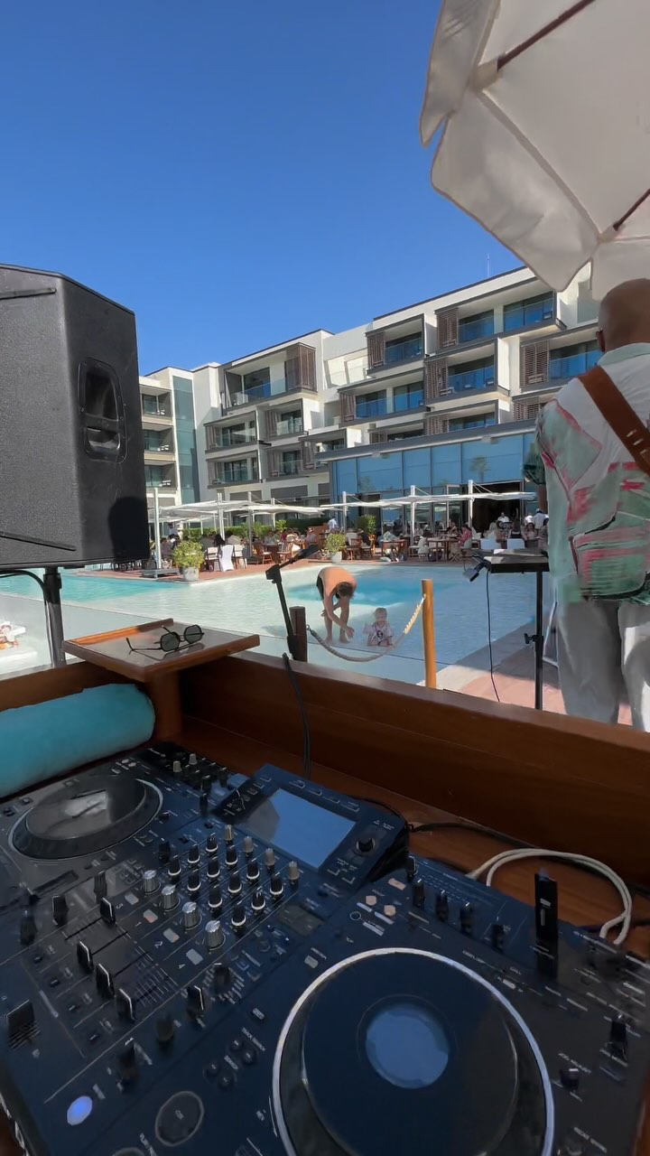 Brunch vibes at @nikkibeachdubai Café Nikki - every Saturday from 1PM😎 @brufave on stage 🎸🎤 before my sunset dj set 🌅
#dubaidj #dubaievents #dubaientertainment #nikkibeach #nikkibeachdubai