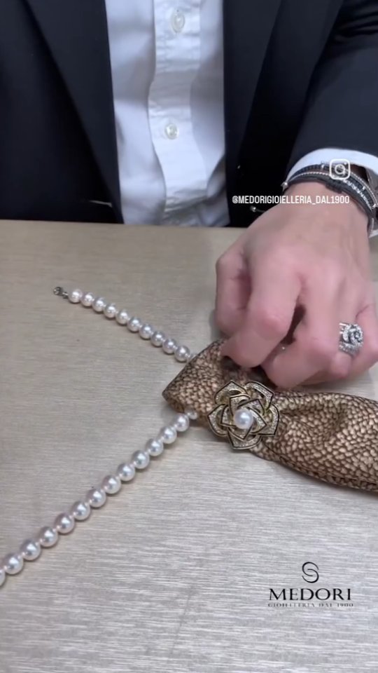 Alternative collier de perle présenté par @medorigioielleria_dal1900
Quelle version préférez-vous ?