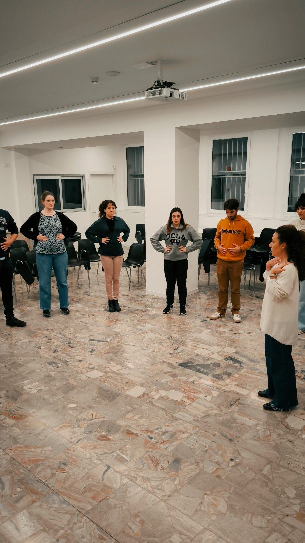 Mentre cerchiamo il diaframma e alterniamo un esercizio vocale dopo l'altro, ti ricordiamo di venire in Mangrovia.
📍Ci trovi al Centro Pime di Milano,
tutti i giovedì alle ore 21.00
Ti aspettiamo!
Per Info scrivici in dm
#lamangrovia #pime #spettacolo #musical #esercizi #voce #teatro