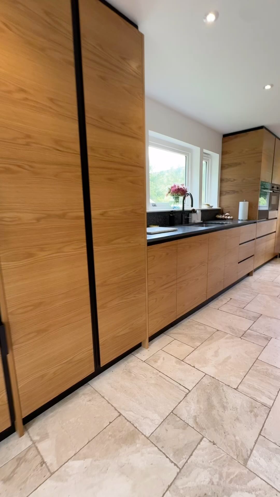 Clean lines, grain matched veneered doors, salice pocket doors, dovetail drawer boxes and bespoke hexagon breakfast bar…. Just some of the elements that make this kitchen stand out from the rest.
#bespokekitchendesign #kitchendesign #bespokekitchen #kitchens #oakkitchens #oakdoors #salicedoors #pocketdoors #hexagons #dovetaildrawers #kitchenremodel #kitcheninspiration #handmade #dorsetmakers #cabinetmakers #bespokecabinetry #cabinetry #joiners #bespokejoinery