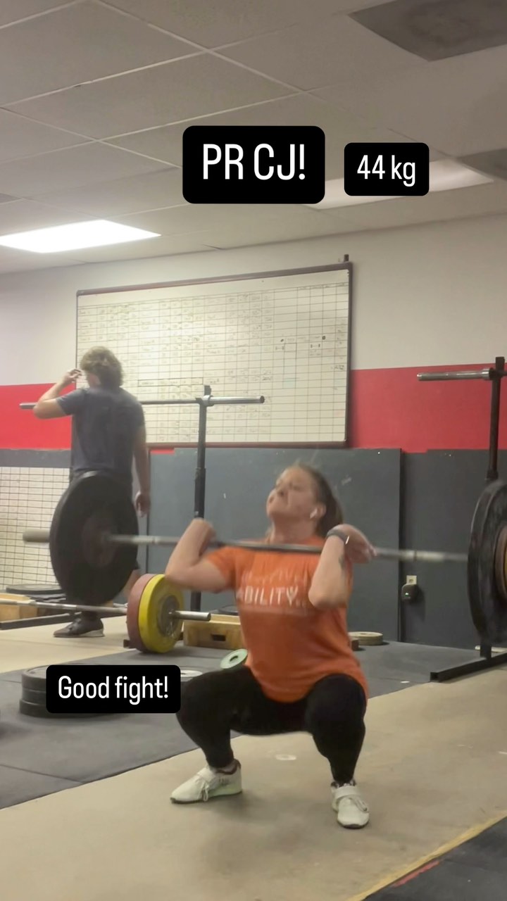 Great progress from Bri, and a very good week of training last week! Here is her personal record clean and jerk from last week at 44 kg (slight pressout, but technically looking better every week!🤘💪).
Hard work pays off 😁💪
Stronger Every Day!
.
.
.
.
.
#proudcoach #usaweightlifting #kansascity #weightlifting #olympiclifting #beastmode #personalrecord #progress #leessummit #usaw #kc #cleanandjerk #strongereveryday