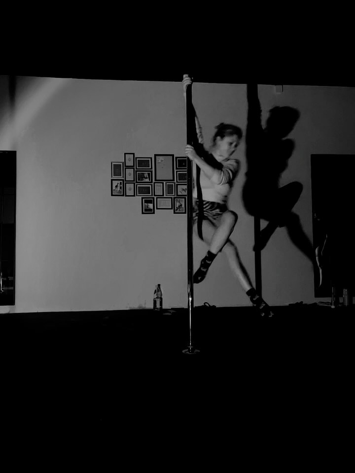 Eine kleine schöne Combination für Fortgeschrittene Polerinas 💚
#pdchair #poledance #pdvsit #pdcombo