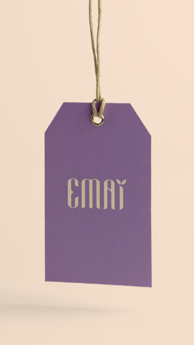 🙈Juste un petit logo ? Avec un petit prix j'imagine ? Derrière un logo impactant, unique, finement réalisé, il y a des heures de création, d'investissement et de réflexion ! Oui oui 12 ans plus tard j'ai toujours ce genre de prospects 🥴. Heureusement @emai_poterie n'était pas de ceux là 😍 Après des semaines de travail et d'échanges l'identité EMAÏ est née ! Je vous laisse découvrir de façon très accélérée le process #graphicdesign