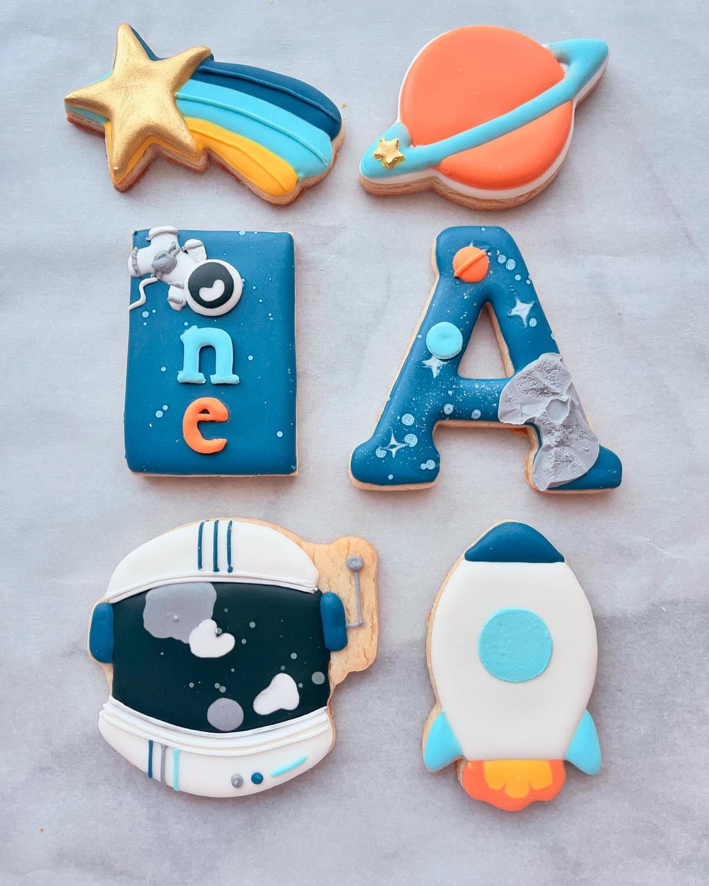 Out of this world is the theme for this lucky 1 year old! ๐ ๐งโ๐
.
.
#royalicingcookies #longbeachcookies #cookiedecorator #cookiedecorating #decoratedcookies #customcookies #cookies #longbeach #longbeachca
