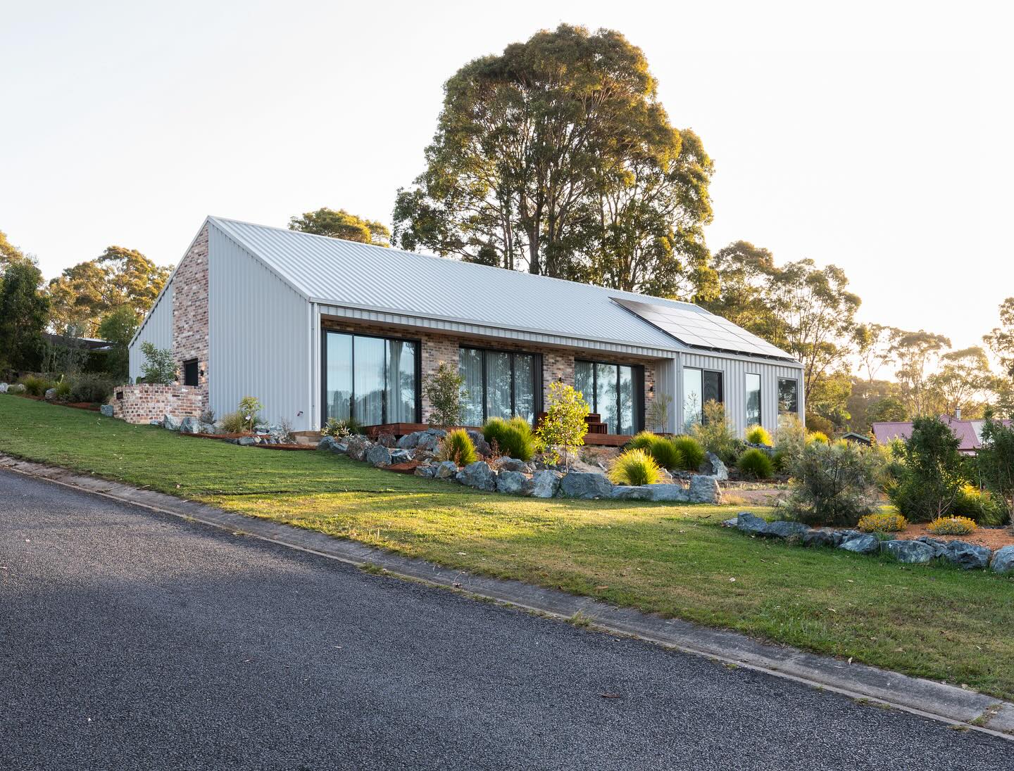 Are you after a new home that is energy efficient? It doesn’t have to cost a fortune to do it. Using simple design methods that take into account the orientation, window location, eave depths, and cross ventilation are easy ways to create a passive positive home. Get in touch with me to discuss your next project. #architect #minimalistarchitecture #southcoastarchitect #newbuildhome #passivedesign #sustainableliving #colorbond #recycledbricks