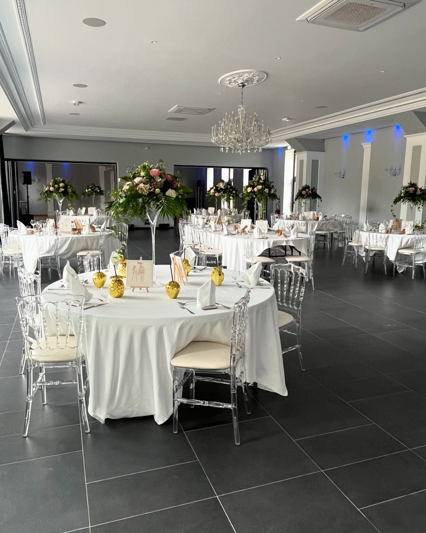 Version Cristal au @chateaudelannouan
#breizhloue #breizhloue_fleurs #mariage #wedding #bretagne #morbihan #cristal