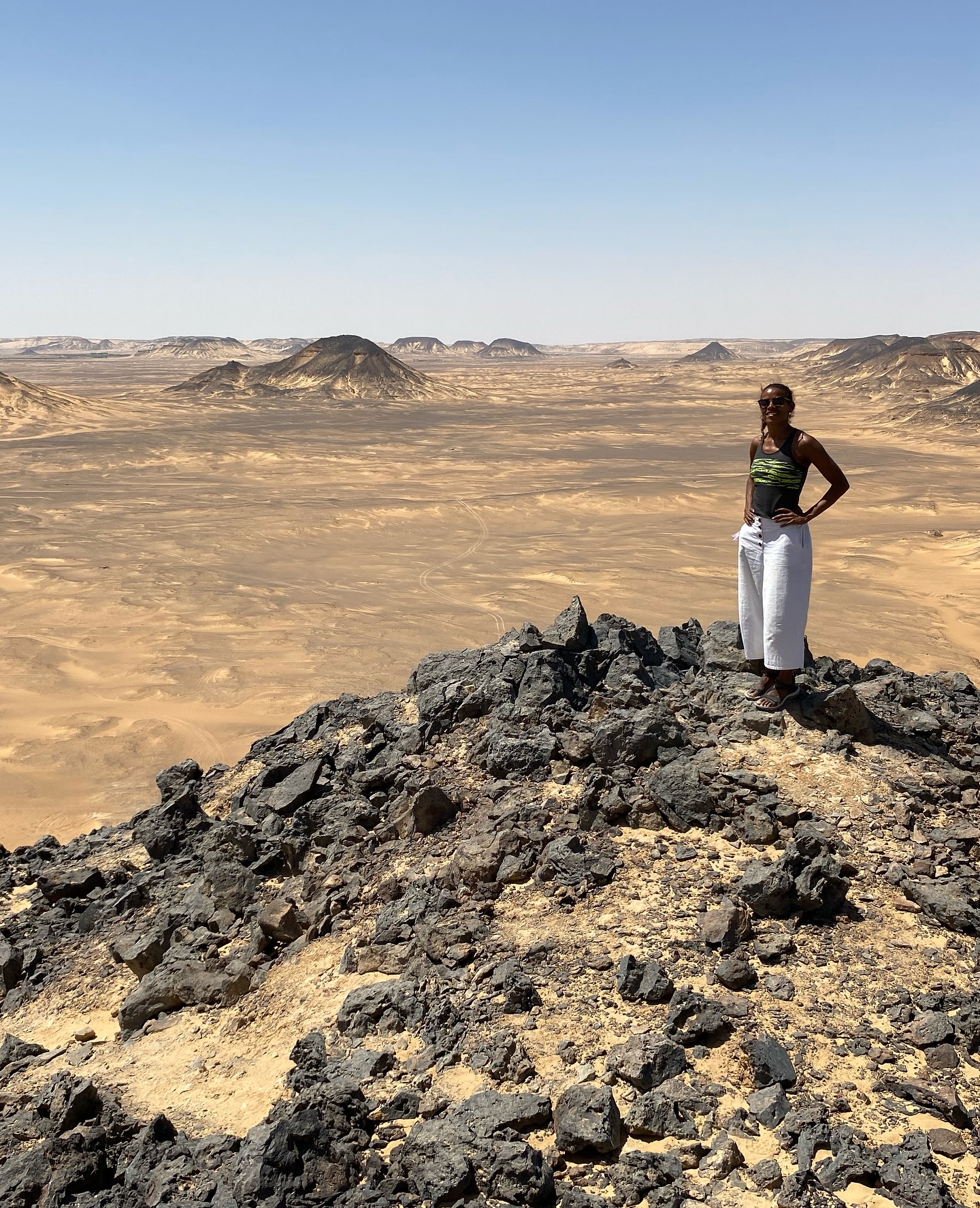 🌞 SAGITARIO, el signo que ama la aventura ✈️
Os comparto fotos de mi viaje a Egipto... que fué uno de mis sueños hechos realidad... un sitio MÁGICO sin duda.
Y hoy viene al caso porque hemos comenzado un nuevo ciclo zodiacal con el Sol en Sagitario 🏹✨🙌🏽
SAGITARIO es el signo del viajero, el explorador, aquel que busca expandirse más allá de sus límites y aprender de las experiencias en primera persona... no porque alguien te cuente que lindo que es Egipto (por poner un ejemplo) sino de ir y vivirlo, respirarlo, sentirlo y vibrarlo con cada célula de tu cuerpo.
Optimismo y búsqueda de significado están a la orden del día este mes... Aprovecha este momento para abrirte a nuevas experiencias y a conectar con una visión más trascendente de la vida. Conviértete en la filósofa que se pregunta ¿QUIÉN SOY? ¿CUÁL ES MI PROPÓSITO?
Sal de tu zona de confort y conquista el mundo!
VIAJA & EXPLORA ✈️✨
Sagitario está profundamente relacionado con la aventura y los viajes, no solo físicos, sino también espirituales. El mes del centauro es ideal para planificar la próxima aventura, ya sea hacia un nuevo lugar o dentro de ti mismo.
Por cierto... Yo estoy planificando unos retiros con mi amiga Marina, que te van a encantar!! Pronto más 🫠
PERO... ¿Qué nos propone este período? 🧐
✨ Expansión y propósito: Es un buen momento para dejar atrás lo aprendido en Escorpio y avanzar con confianza hacia nuevas metas.
✨ Apertura y fluir: Sagitario nos anima a fluir con la vida y disfrutar del viaje, sin apegarnos a un destino fijo.
✨ Cuidado con los extremos: Evitemos caer en dogmatismos. Mantengamos la mente abierta.
🌟 AstroYoga Tips:
1️⃣ Prácticas expansivas: Posturas como Camatkarasana (Wild Thing) abren el corazón y las caderas. Y te permiten movilizar la energía por todo el cuerpo, llenándolo de fuerza y vitalidad, típico de este signo de fuego 🔥
2️⃣ Meditación y visualización: Imagina una flecha disparándose hacia el horizonte, confiando en el flujo de la vida y conquistando nuevos espacios alrededor 🏹✨
3️⃣ Journaling: Reflexiona sobre qué nuevas aventuras y
viajes (internos y externos) quieres emprender.
Feliz Retorno Solar Sagisss!
Un abrazo,
Nina 🫂