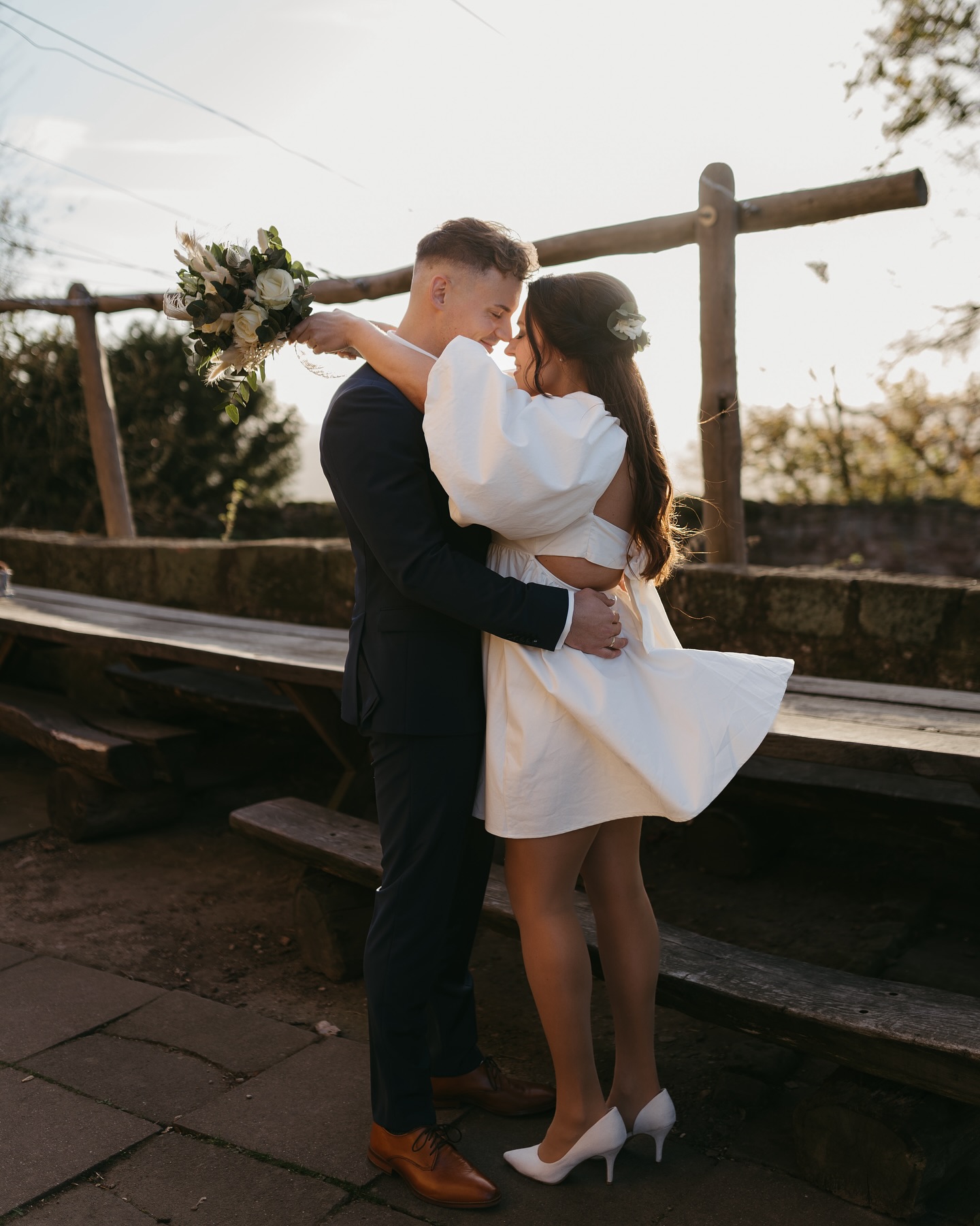 Kaum zu glauben, aber das Bild entstand im Winter.
Respekt an die Braut! ❄️ 🥶
#weddingphotography #bridetobe #verlobt2024 #verlobt #hochzeitsinspiration #hochzeitsfotografie #hochzeitsfotograf #weddingphotographer #hochzeitsinspo #bridetobe2025 #luxurywedding #winterhochzeit #winterwedding #mearten #meartenphotography