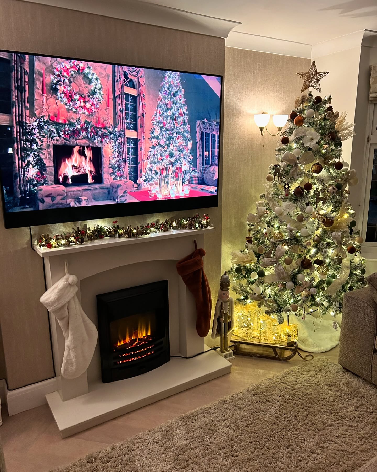 Cosy Christmas Guaranteed 🔥🎅🏻
Supply only; customer just needs to chase the wire through the chimney! How good does their new Solution SLE40i look in Dark Lustre?