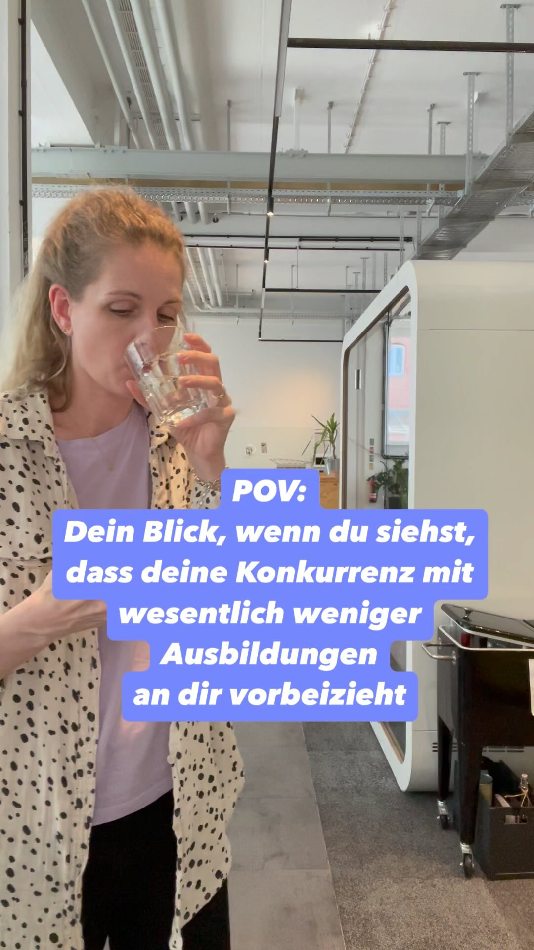 Hand aufs Herz: Du hast dir das etwas anders vorgestellt, oder?
Du warst so stolz.
Auf deine Zertifikate. 🏅
Auf deiner Website hast du sie schön alle aufgelistet. Eine imposante Anzahl. Mit Jahreszahlen und Ausbildungsstunden.
Du hebst dich ab von den anderen Coaches. Du kannst WIRKLICH etwas.
Ganz sicher werden das deine Klienten beeindrucken. Und der Grund dafür sein, warum sie ausgerechnet dir buchen.
Aber langsam dämmert es dir, dass das nicht wirklich so zutreffen kann.
Denn, es bucht kaum jemand😒 Sind die da draußen denn alle blind?
Darf ich ehrlich sein zu dir?
Wirklich ehrlich?
Es interessiert sich wirklich kein alter Larry für deine Zertifikate.
🫨
Warum?
Weil sich deine Klienten von deine Zertifikaten nix “kaufen” können. Menschen interessiert nur eine Sache: Was ist mein Nutzen daraus. Was hab ich davon. Genau DAS musst du kommunizieren.
Dann wirst du erst interessant.
Was ist also der wirkliche Nutzen aus deinen vielen Zertifikaten?
Wenn du ein bisschen Inspiration brauchst um diese Frage zu lösen, schau dir das gestrige Video an.
mucho amore,
positionierung, kundengewinnung, onlinebusiness, angebote